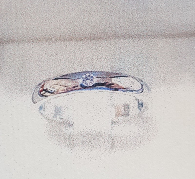 Une alliance homme en or blanc avec petit diamant