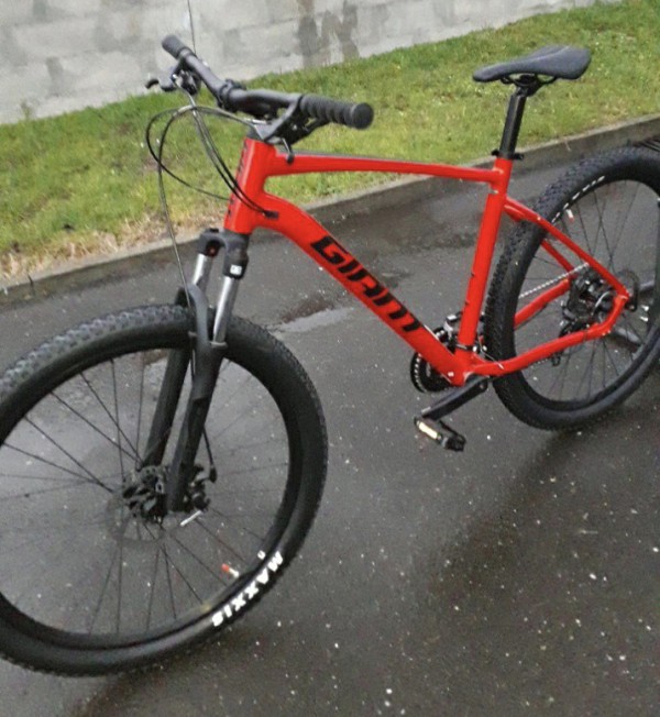 Velo rouge Giant Proche VillaVerde à Ambares et Lagrave