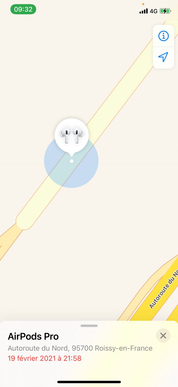 Ecouteurs Air Pods Pro à la sortie de la gare CDG