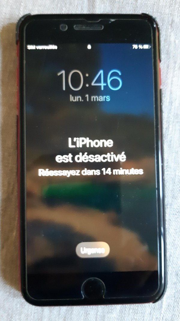 Iphone trouve couleur rouge étui noir. La Rochelle
