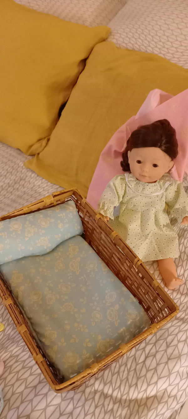 Poupée corolle pénélope 36 cm brune cheveux bouclés avec une robe rayée bleue et blanche et une barette verte