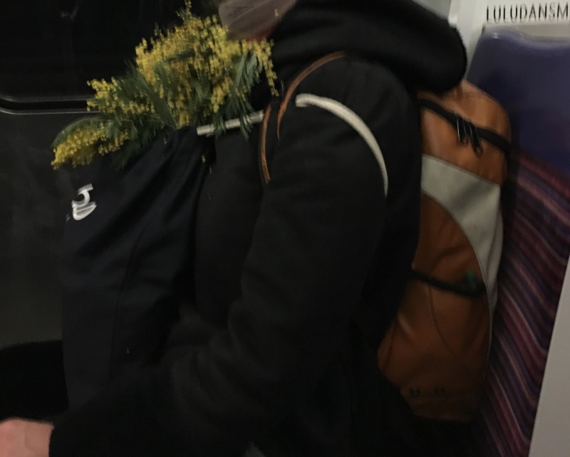 Sac à dos orange gare montparnasse
