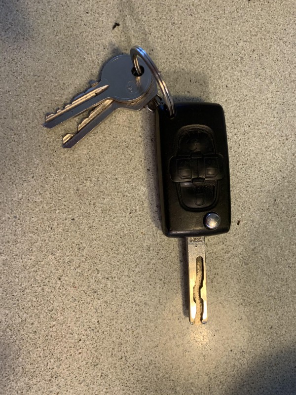 Trousseau de 3 clés dont une clé voiture Peugeot. Trouvé à Mons, rue Marguerite Bervoets