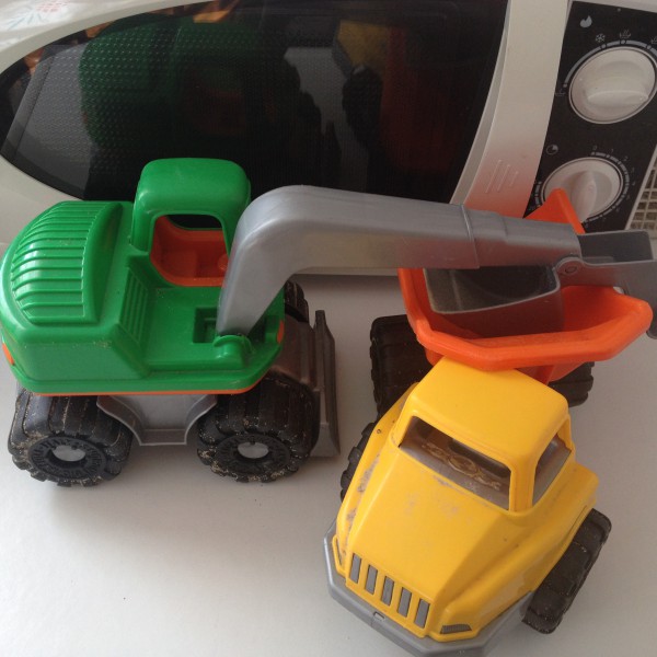 Trouvés jouets enfant camion/pelleteuse ; Fort bloqué 56270