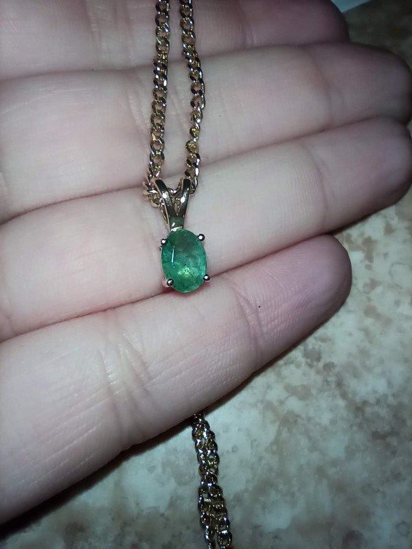Collier en or et pendentif émeraude