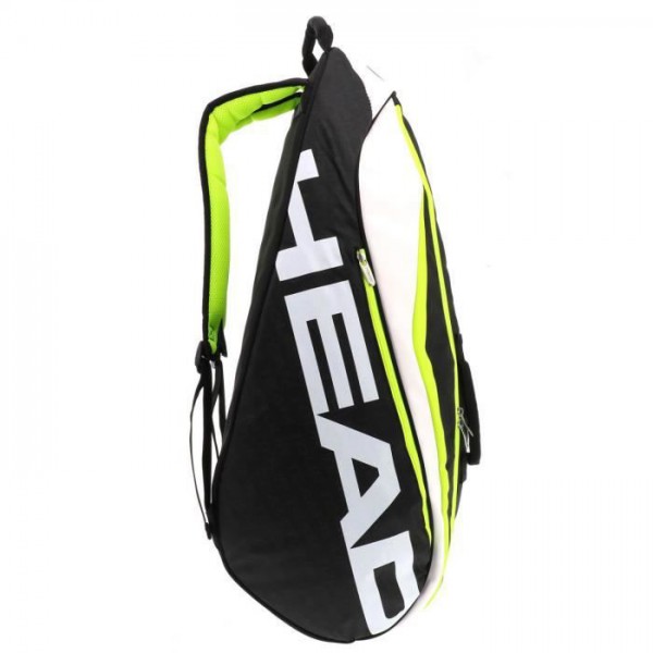 sac de tennis avec raquette, balles et accessoires