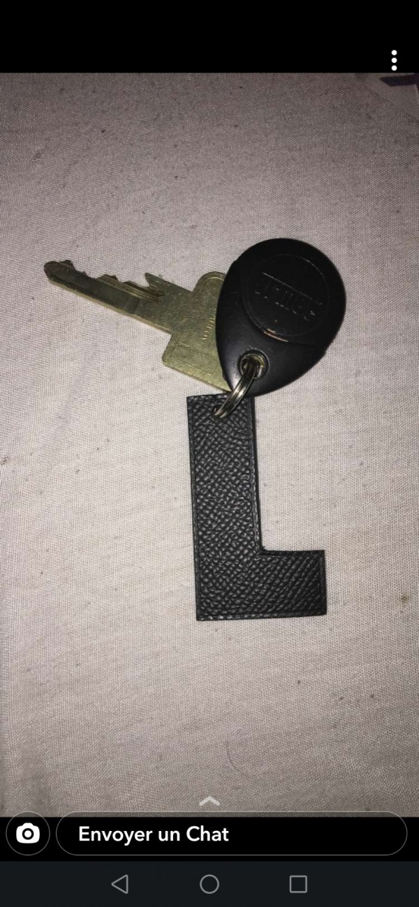 Perdu clé appartement et badge noir avec porte clef en forme de L en cuir noir à cournon d'auvergne