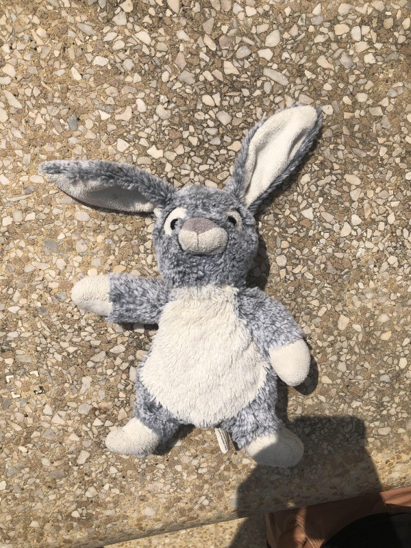 doudou lapin trouvé sur l’air d’autoroute Natbonne-Vinassan