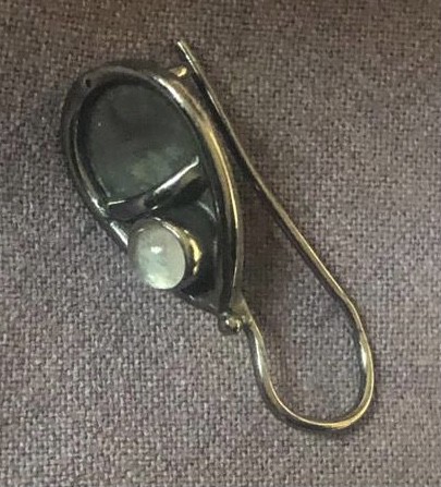 boucle d'oreille perdue