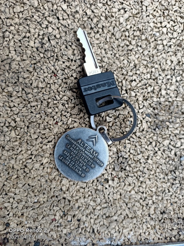 Clé + porte clé métallique trouvé aux toboggans près de la place d'Espagne à Pau