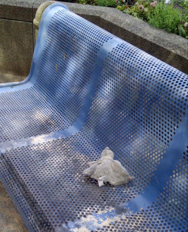 Perdu Doudou sur banc devant église Croix de Vie