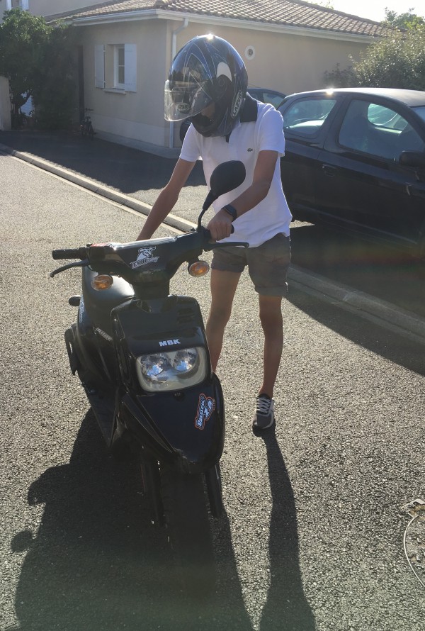 Vol de scooter booster noir MbK avec trousseau de clé