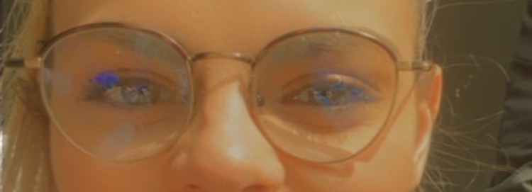 Lunette oublier sur la table jaune