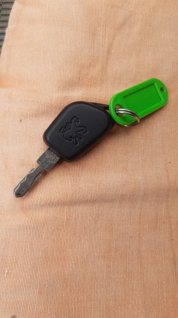 Clé avec porte clé vert
