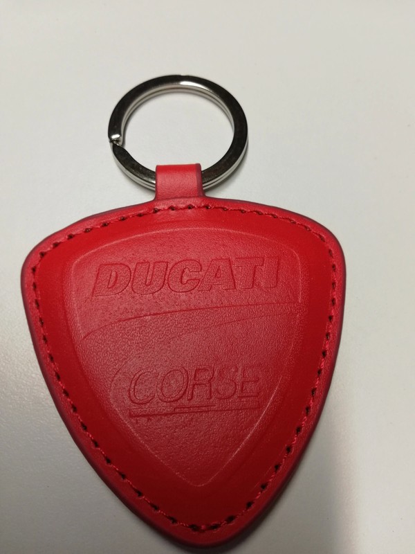 Jeu de clé avec porte clé rouge Ducati
