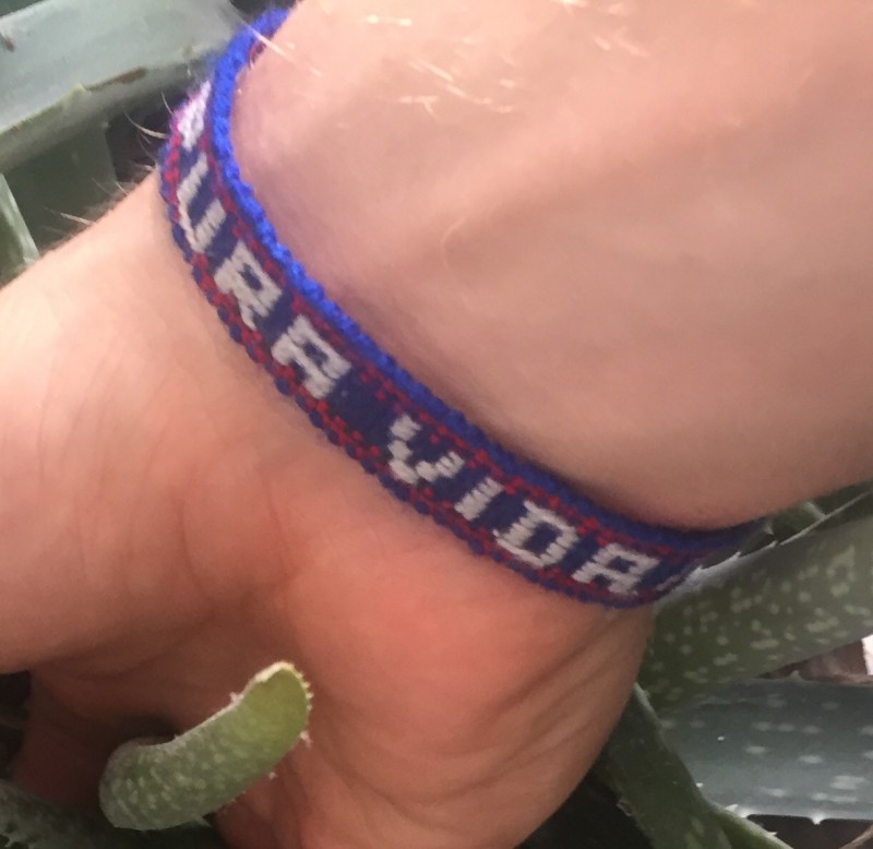 Perdu bracelet tissé bleu, blanc et rouge PURA VIDA à Villeurbanne (69100)