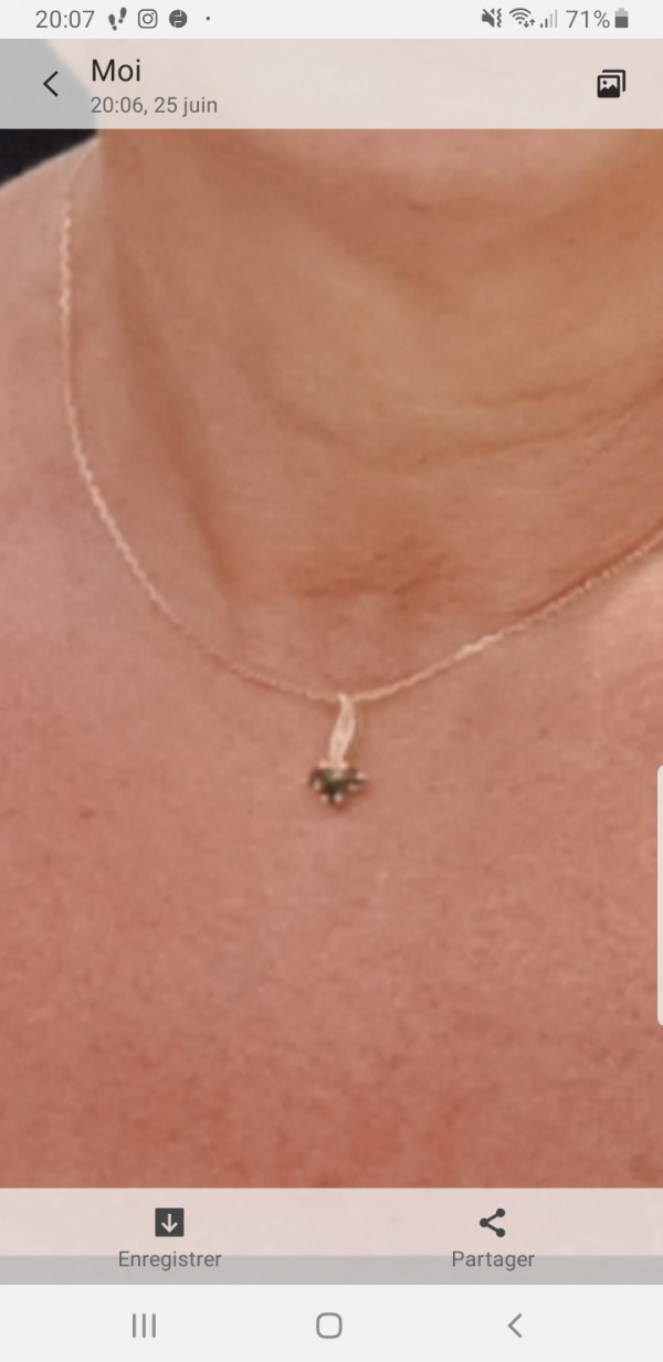 Une chaîne en or jaune avec pendentif en or jaune avec 3 petits saphirs bleus et des petits brillants