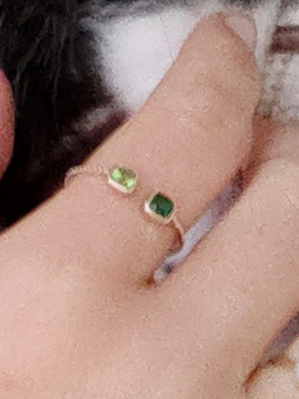 Bague or avec 2 grenats verts carré