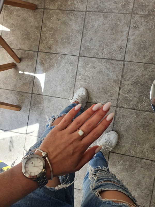 La bague d'or avec l'opale carrée