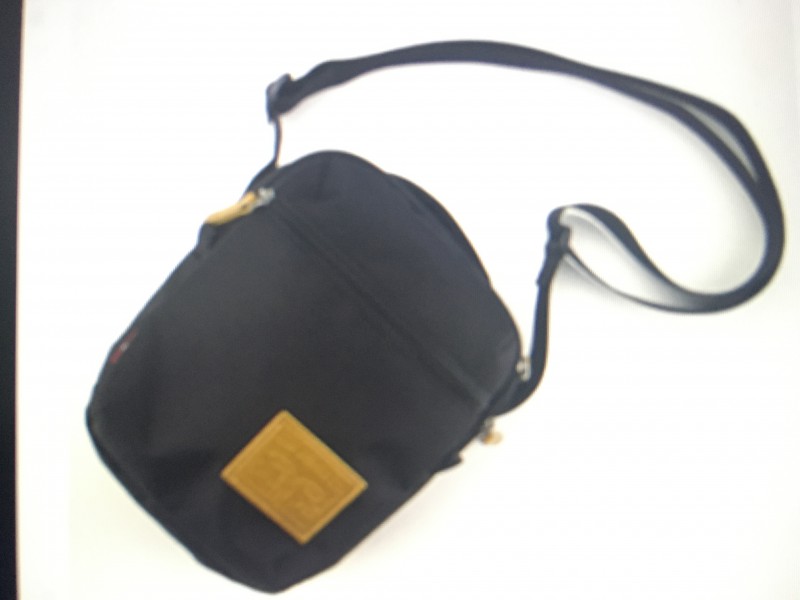 Pochette à bandoulière (type sac à main pour homme) noire avec un peu de marron.