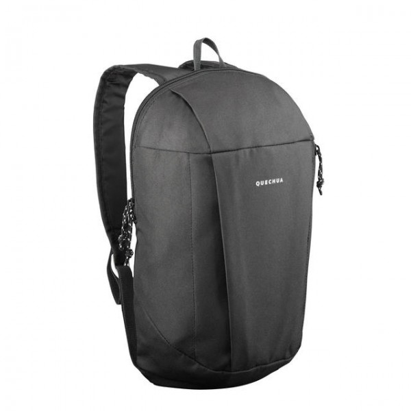 perdu autour de l'étang du thau : petit sac à dos noir quechua contenant un appareil photo canon et 3 livres