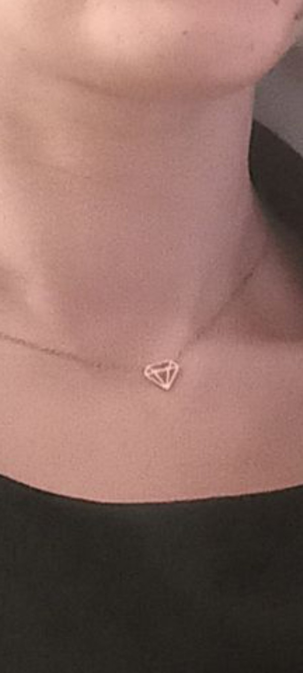 Chaîne en acier avec pendentif en forme de diamant
