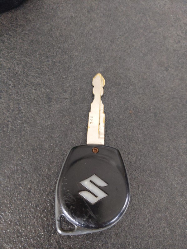 Clé de voiture noire