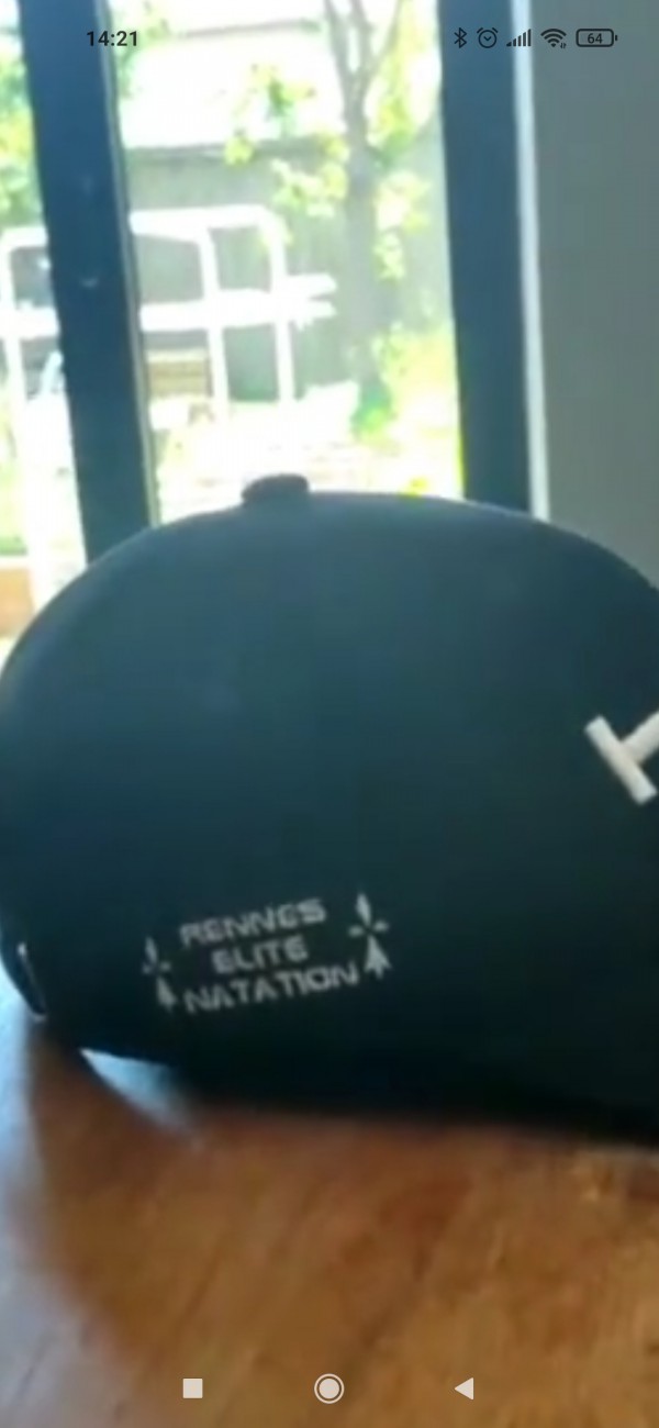 Casquette noire et blanche à Aquamalo avenue Atalante