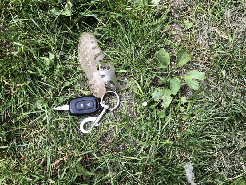 Clefs voiture avec mousqueton et petite sandalle taille 21 attachée avec