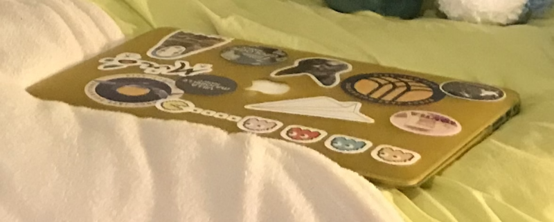 Coque de MacBook 13" jaune avec stickers colorés