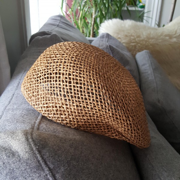 Casquette en paille et foulard bleu à l'intérieur train Pau Bordeaux