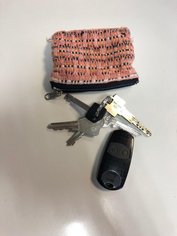 Clés dans pochette orange