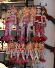 Une poupée- sirène blonde avec vêtements et queue rose