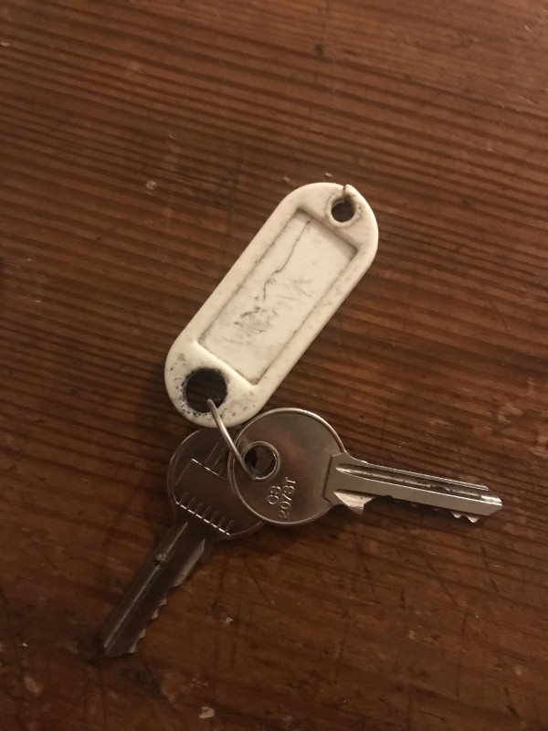 Clefs (deux clefs avec un petit porte clefs blanc)