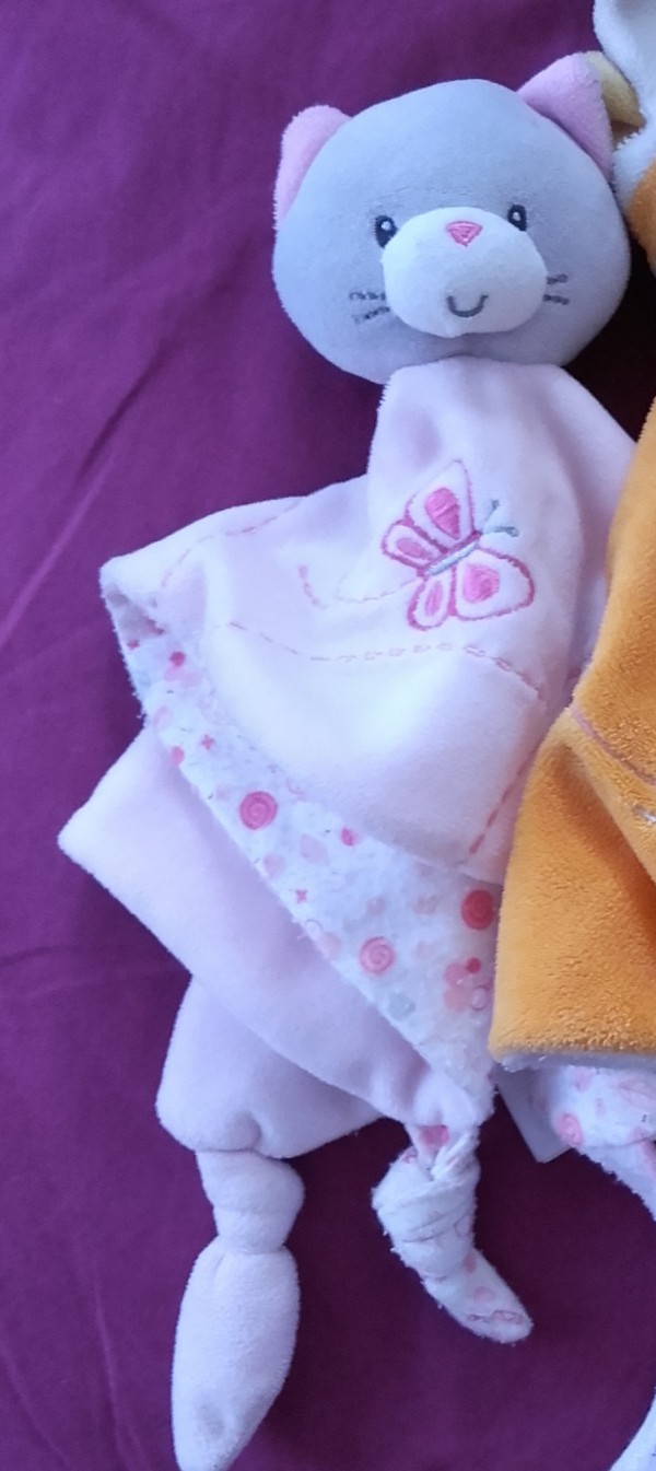 Perdu Doudou carré de tissu chat rose et gris
