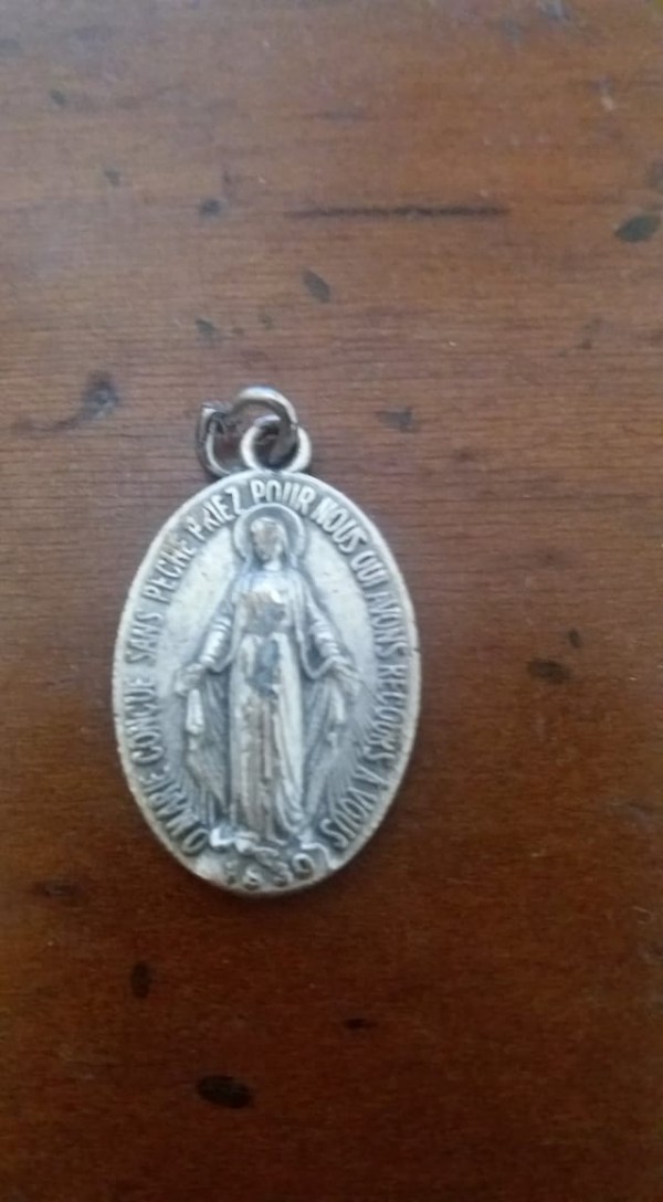 Pendentif argent Vierge Marie trouvé devant le 26 rue de la Villette 69003 Lyon