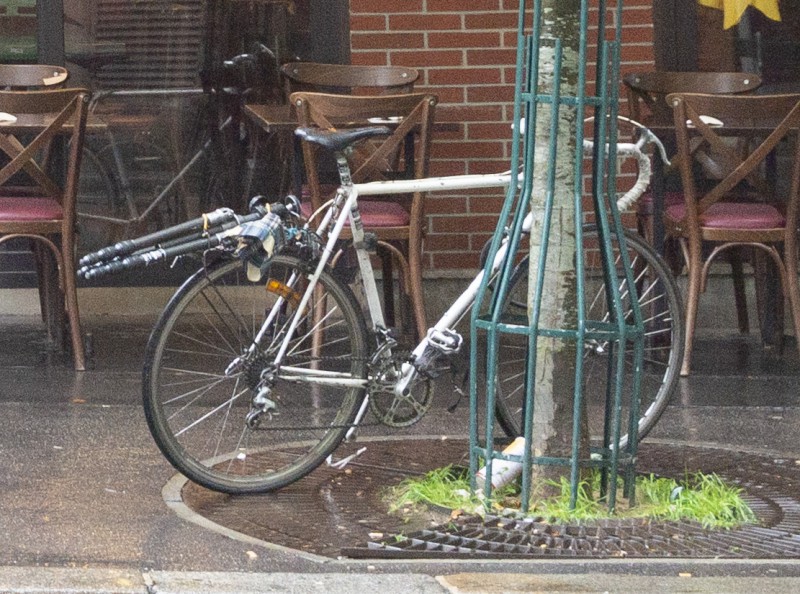 Vélo de cours blanc à 10 vitesses égaré
