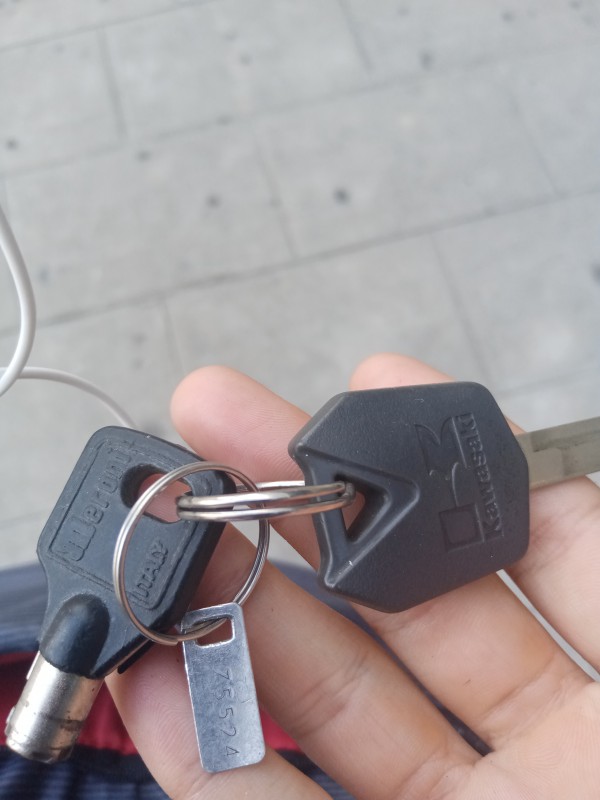 Trousseau clef kawasaki trouvé à Grenoble