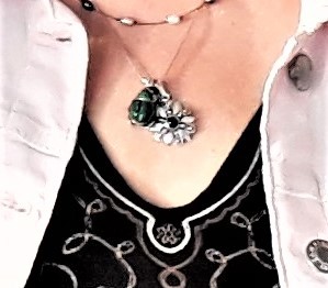 Chaine argent avec pendentif scarabée malachite et argent, croix celtique et fleur rosace argent et noir