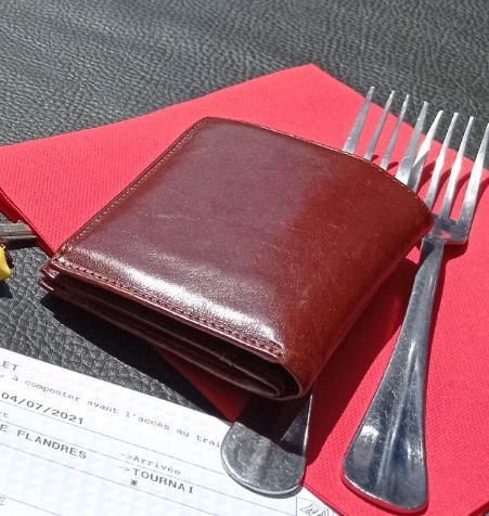 Perdu portefeuille en cuire marron