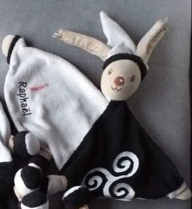 Doudou breizh lapin noir et blanc Raphaël