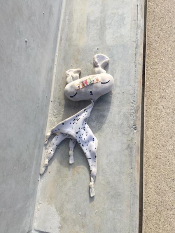 Doudou vache blanche avec tâches noires, trouvé à La Corniche La Rochelle 17000