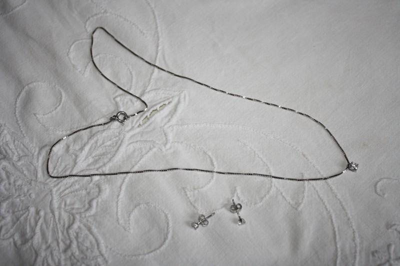 collier argent et petite pierre zyrconium