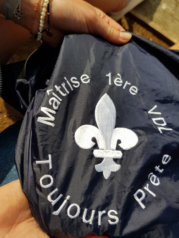 Kway bleu marine au Puy du fou floqué maîtrise 1ere vdl toujours prête