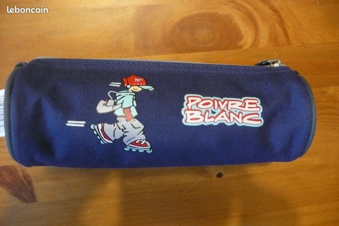 une trousse remplie de jeux de ds et de 3ds