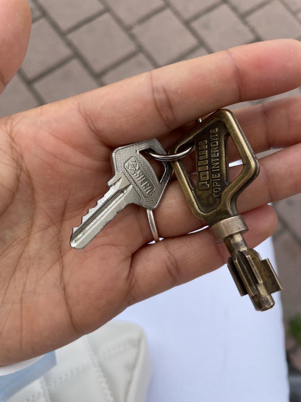 Clé ronde pour porter blindé avec badge du portail orange et une clé