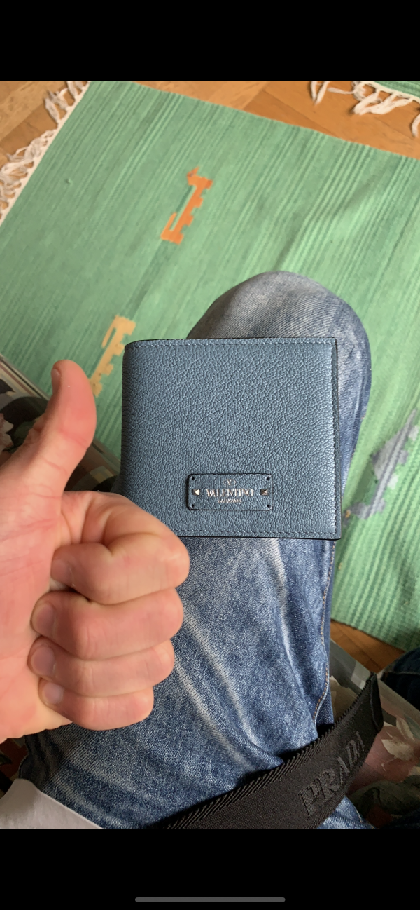 A blue wallet (sac à dos bleu) of the brand „Valentino“