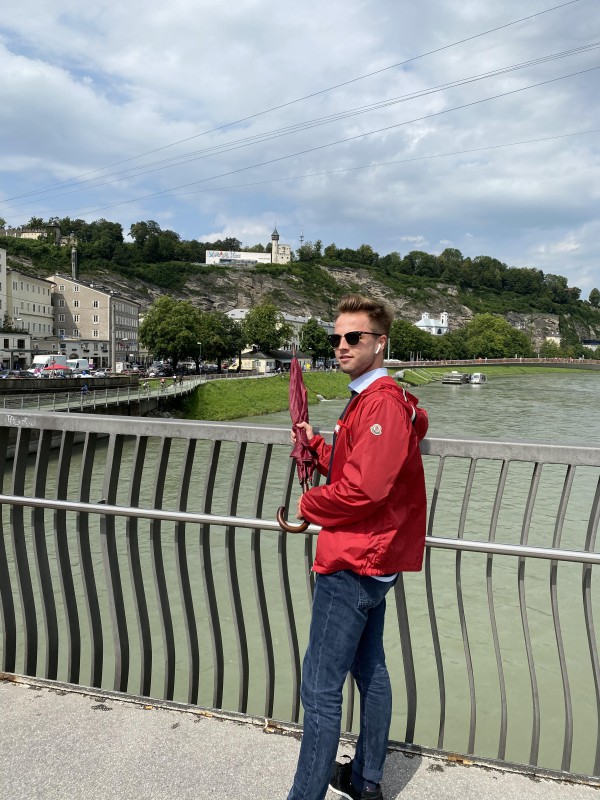 I have most two jackets (a red Moncler and a green S. Oliver) in Reims (veste rouge et veste vert)