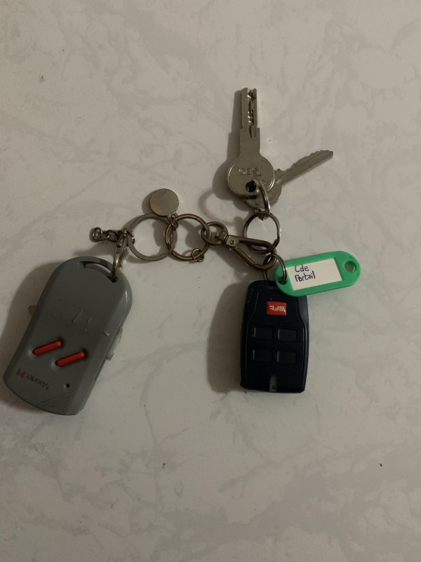 2 Clés portail et 2 clés normales trouvées au Mans 9 rue de L’Epau 72100