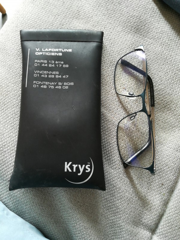 Une paire de lunettes dans son étui à proximité du vieux château de l'île d'yeu (sentier vélo)